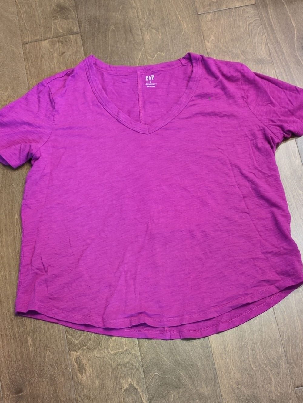 Gap Women's V-Neck FOREVERSOFT T Tee in Magenta size Medium
